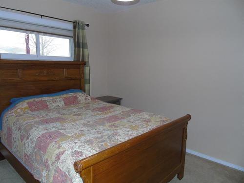 405 1 Avenue, Drumheller, AB - Indoor Photo Showing Bedroom