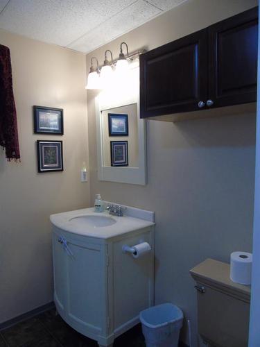405 1 Avenue, Drumheller, AB - Indoor Photo Showing Bathroom