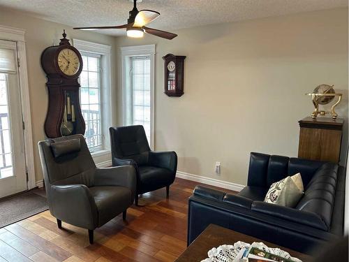 405 1 Avenue, Drumheller, AB - Indoor Photo Showing Living Room