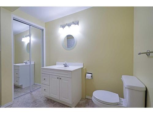 17 Fairview Crescent East, Brooks, AB - Indoor Photo Showing Bathroom