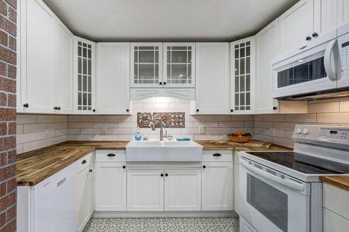 1507 2 Avenue Nw, Drumheller, AB - Indoor Photo Showing Kitchen