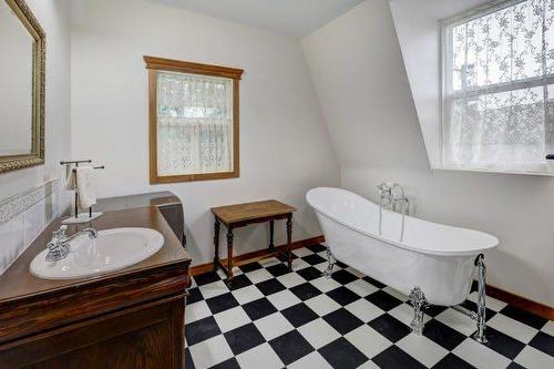 1507 2 Avenue Nw, Drumheller, AB - Indoor Photo Showing Bathroom