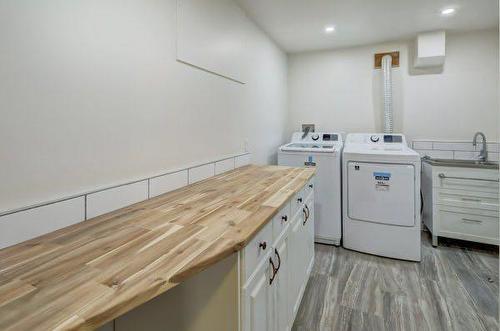 1507 2 Avenue Nw, Drumheller, AB - Indoor Photo Showing Laundry Room