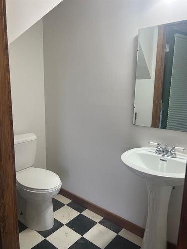 1507 2 Avenue Nw, Drumheller, AB - Indoor Photo Showing Bathroom