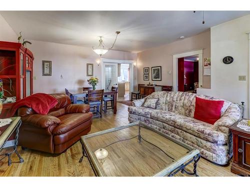 210 1 Street West, Drumheller, AB - Indoor Photo Showing Living Room