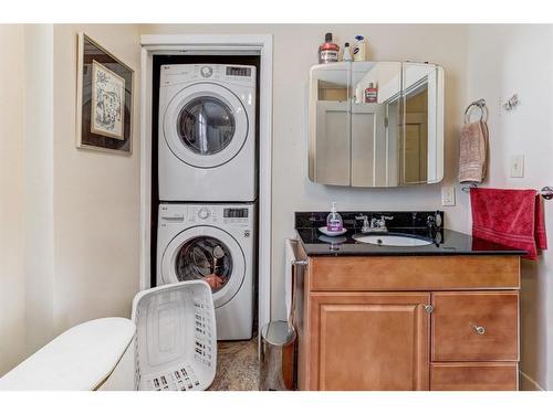 210 1 Street West, Drumheller, AB - Indoor Photo Showing Laundry Room