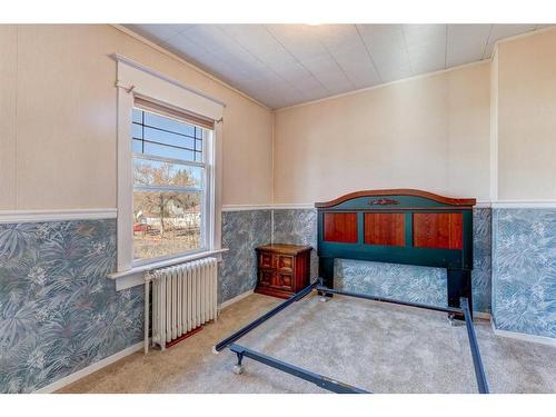 210 1 Street West, Drumheller, AB - Indoor Photo Showing Bedroom