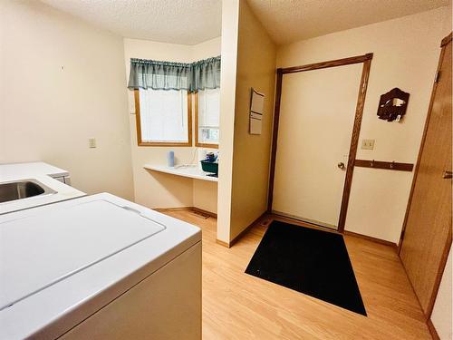 211 7 Avenue East, Oyen, AB - Indoor Photo Showing Laundry Room