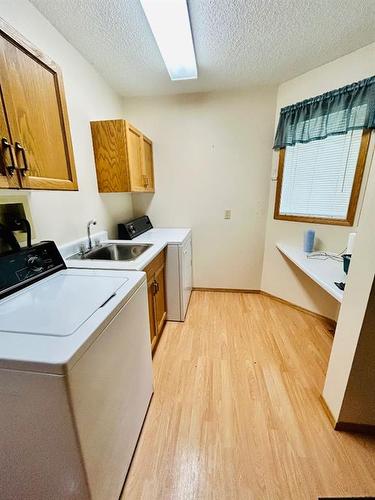 211 7 Avenue East, Oyen, AB - Indoor Photo Showing Laundry Room