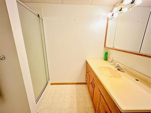 211 7 Avenue East, Oyen, AB - Indoor Photo Showing Bathroom