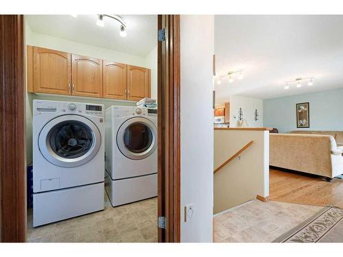102 Wilkins Pl, Hanna, AB - Indoor Photo Showing Laundry Room