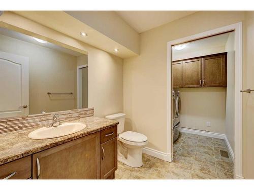 24 Garden Way, Drumheller, AB - Indoor Photo Showing Bathroom