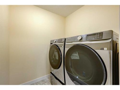 25 Garden Way, Drumheller, AB - Indoor Photo Showing Laundry Room