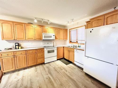 Unit 3-303 5 Avenue East, Oyen, AB - Indoor Photo Showing Kitchen With Double Sink