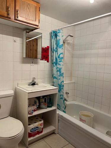 197 5 Street, Drumheller, AB - Indoor Photo Showing Bathroom