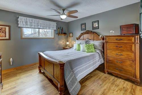 166 5 Street, Drumheller, AB - Indoor Photo Showing Bedroom
