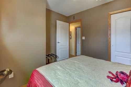 166 5 Street, Drumheller, AB - Indoor Photo Showing Bedroom
