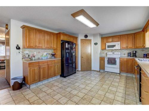 221 13 Street Nw, Drumheller, AB - Indoor Photo Showing Kitchen With Double Sink