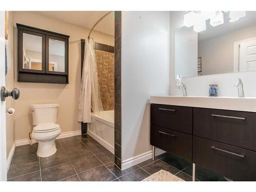 32 Evergreen Park Close West, Brooks, AB - Indoor Photo Showing Bathroom