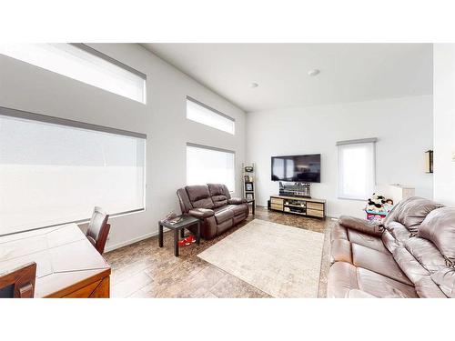 29 Weinmeyer Way South, Duchess, AB - Indoor Photo Showing Living Room