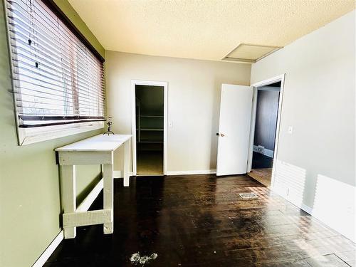 109 3 Avenue East, Oyen, AB - Indoor Photo Showing Kitchen