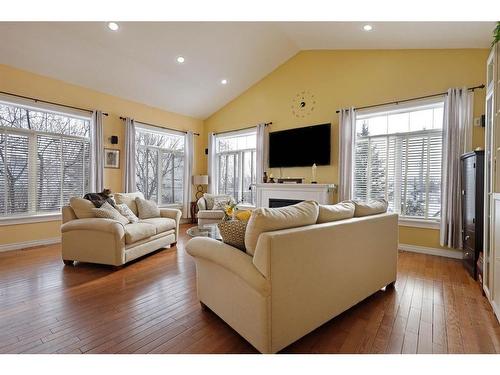 302 1 Avenue, Rolling Hills, AB - Indoor Photo Showing Living Room