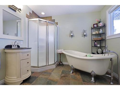 302 1 Avenue, Rolling Hills, AB - Indoor Photo Showing Bathroom
