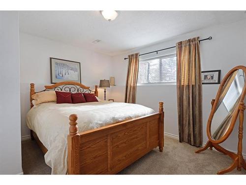 302 1 Avenue, Rolling Hills, AB - Indoor Photo Showing Bedroom