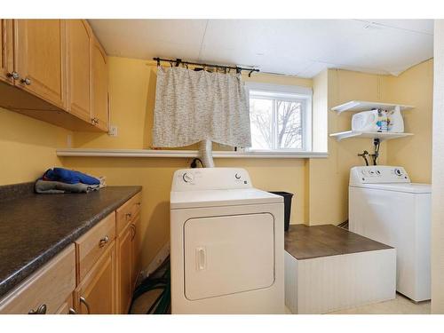 302 1 Avenue, Rolling Hills, AB - Indoor Photo Showing Laundry Room