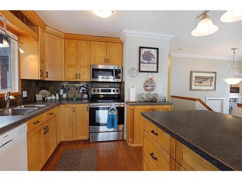 302 1 Avenue, Rolling Hills, AB - Indoor Photo Showing Kitchen With Double Sink