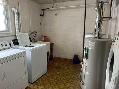 1-4-3905 45 Street, Ponoka, AB - Indoor Photo Showing Laundry Room