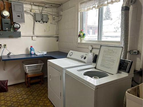 1-4-3905 45 Street, Ponoka, AB - Indoor Photo Showing Laundry Room