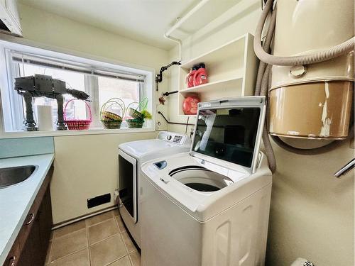 207 2 Avenue East, Oyen, AB - Indoor Photo Showing Laundry Room
