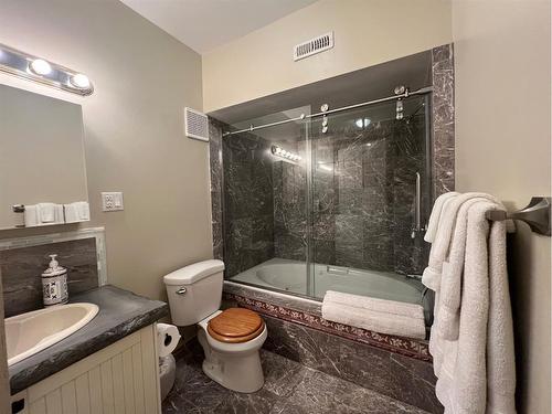 Unit 1-360 4 Street West, Drumheller, AB - Indoor Photo Showing Bathroom