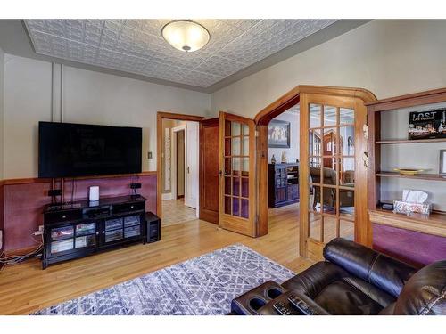 395 4 Street East, Drumheller, AB - Indoor Photo Showing Living Room