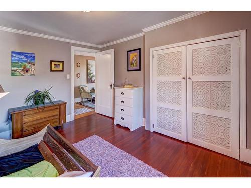 395 4 Street East, Drumheller, AB - Indoor Photo Showing Bedroom