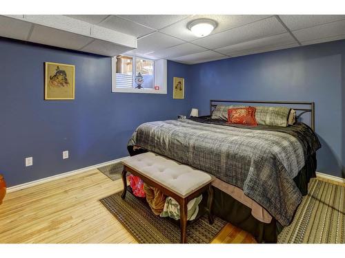 395 4 Street East, Drumheller, AB - Indoor Photo Showing Bedroom