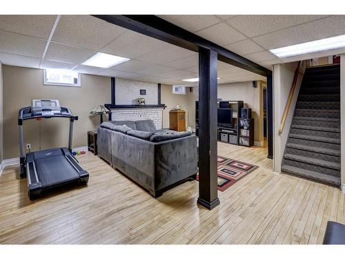 395 4 Street East, Drumheller, AB - Indoor Photo Showing Bedroom