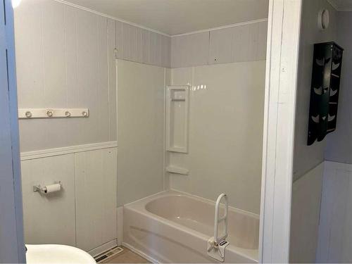 108 1 Avenue East, Hanna, AB - Indoor Photo Showing Bathroom