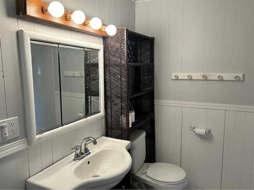 108 1 Avenue East, Hanna, AB - Indoor Photo Showing Bathroom