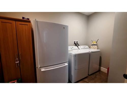 620 Bankview Drive, Drumheller, AB - Indoor Photo Showing Laundry Room