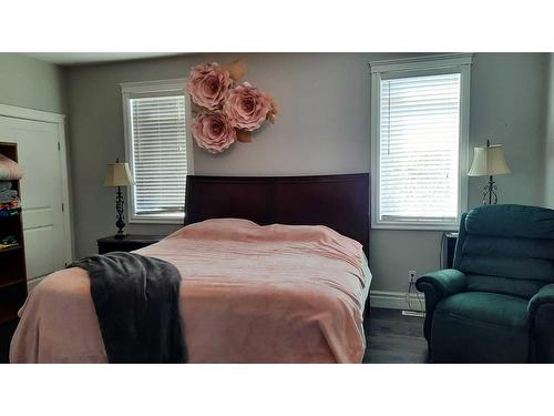 620 Bankview Drive, Drumheller, AB - Indoor Photo Showing Bedroom