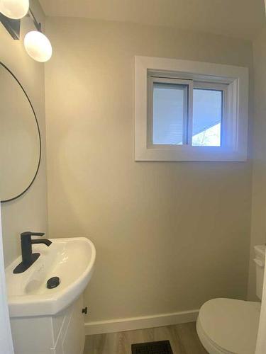 329 7 Avenue, Bassano, AB - Indoor Photo Showing Bathroom
