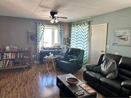 114 2 Avenue Se, Youngstown, AB - Indoor Photo Showing Living Room