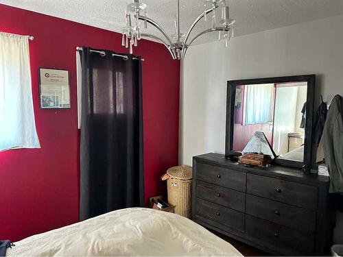 114 2 Avenue Se, Youngstown, AB - Indoor Photo Showing Bedroom