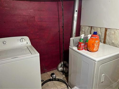114 2 Avenue Se, Youngstown, AB - Indoor Photo Showing Laundry Room