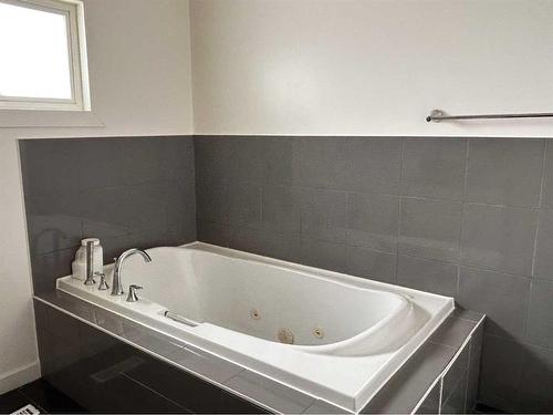 211 2 Avenue, Torrington, AB - Indoor Photo Showing Bathroom