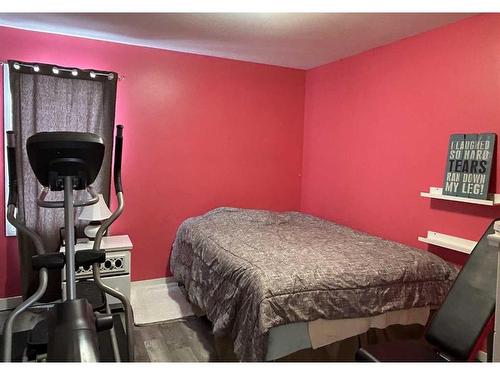 211 2 Avenue, Torrington, AB - Indoor Photo Showing Bedroom