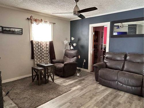 211 2 Avenue, Torrington, AB - Indoor Photo Showing Living Room