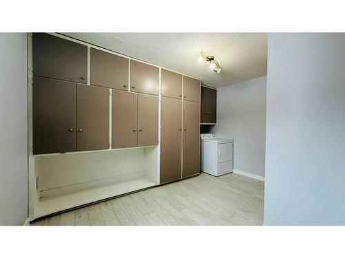 107 3 Street, Drumheller, AB - Indoor Photo Showing Laundry Room